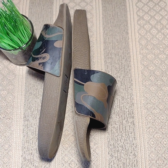 Valentino Garavani Camo Slides - Picture 4 of 16
